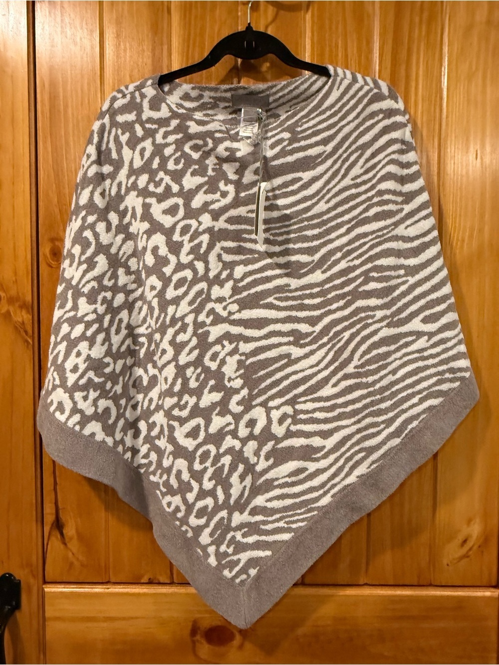 NWT Barefoot Dreams Dove Gray Leopard poncho